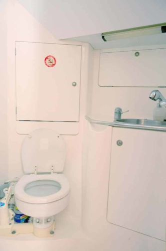 our-bathroom-halkidiki-sailing-jeanneau36.2-006