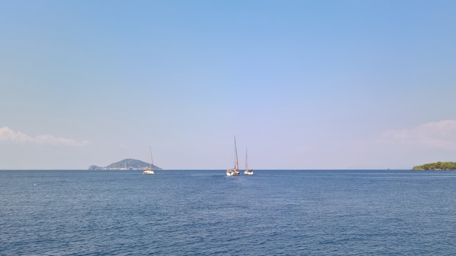 2-sailboats-halkidiki-day-trips-16