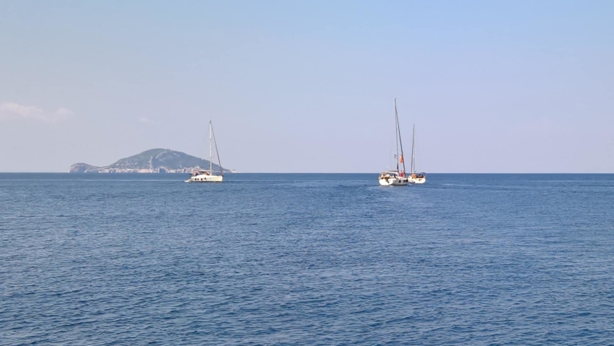 2-sailboats-halkidiki-day-trips-17